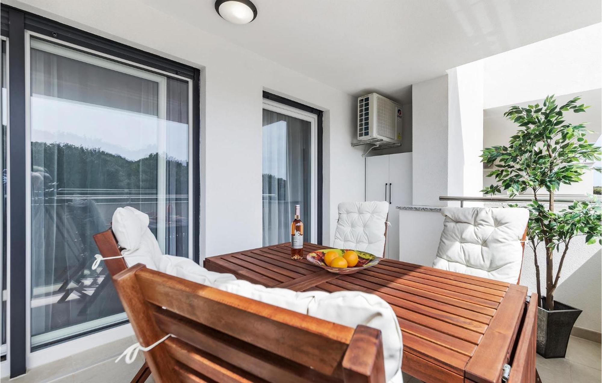 Amazing Apartment In Premantura With Kitchen Extérieur photo